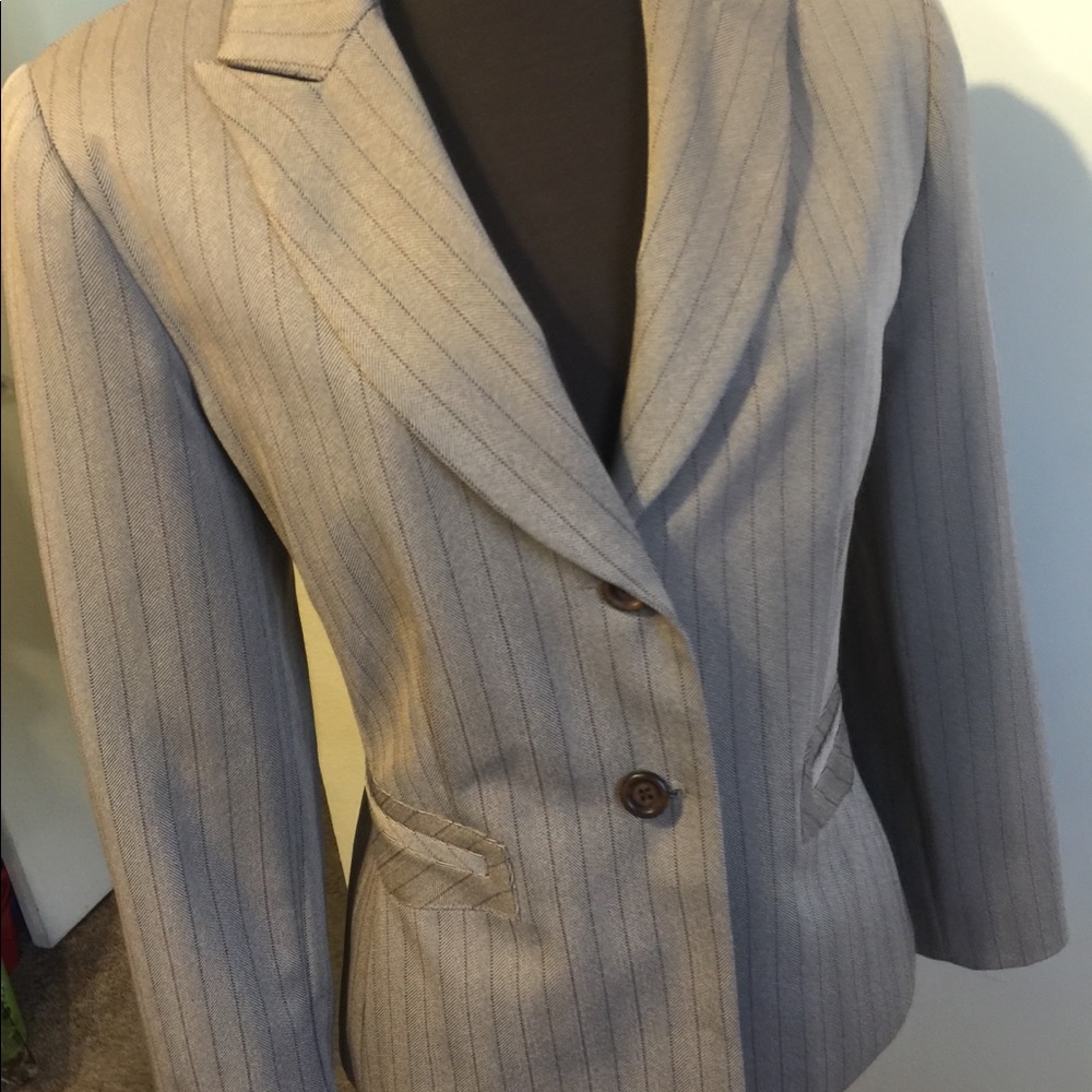 Pin striped suit - Picture 8 of 8